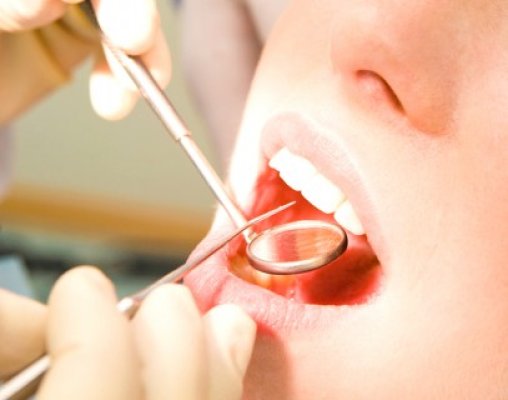 Dentistul care a lăsat o pacientă fără dinţi a primit o amendă de 30 de milioane